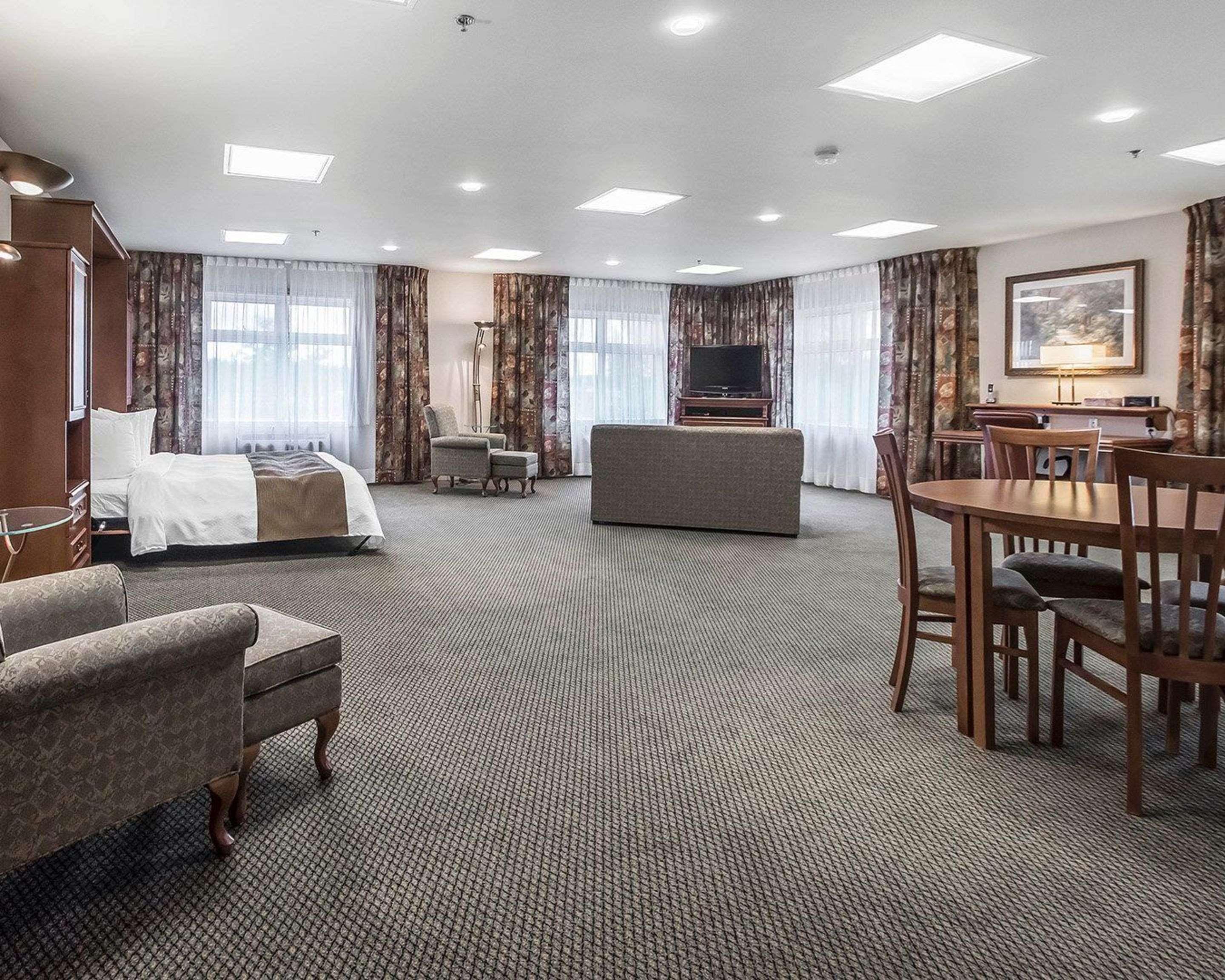 Quality Suites Дрюммондвилл Экстерьер фото