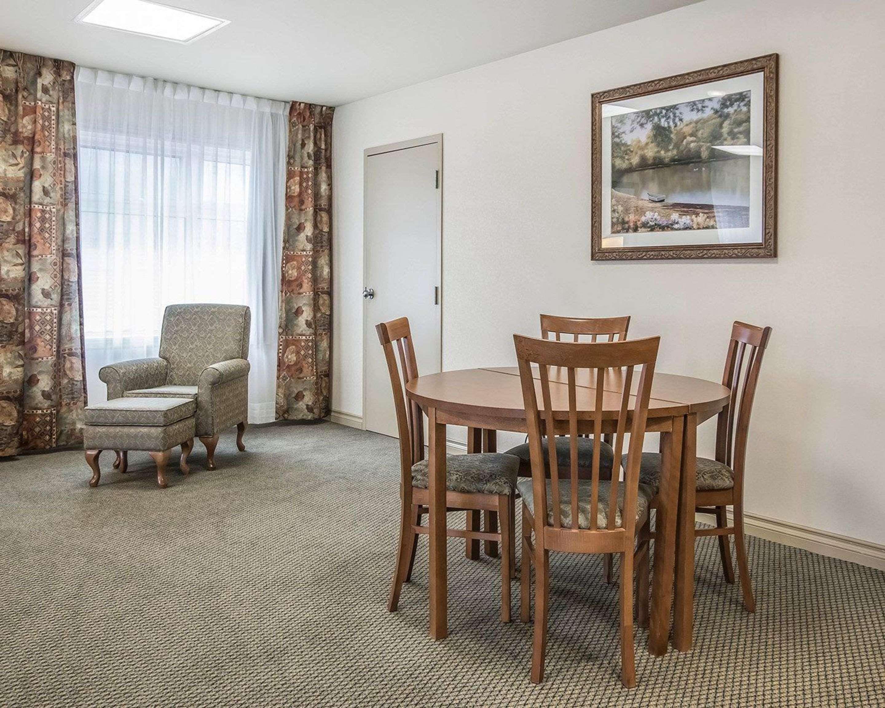 Quality Suites Дрюммондвилл Экстерьер фото