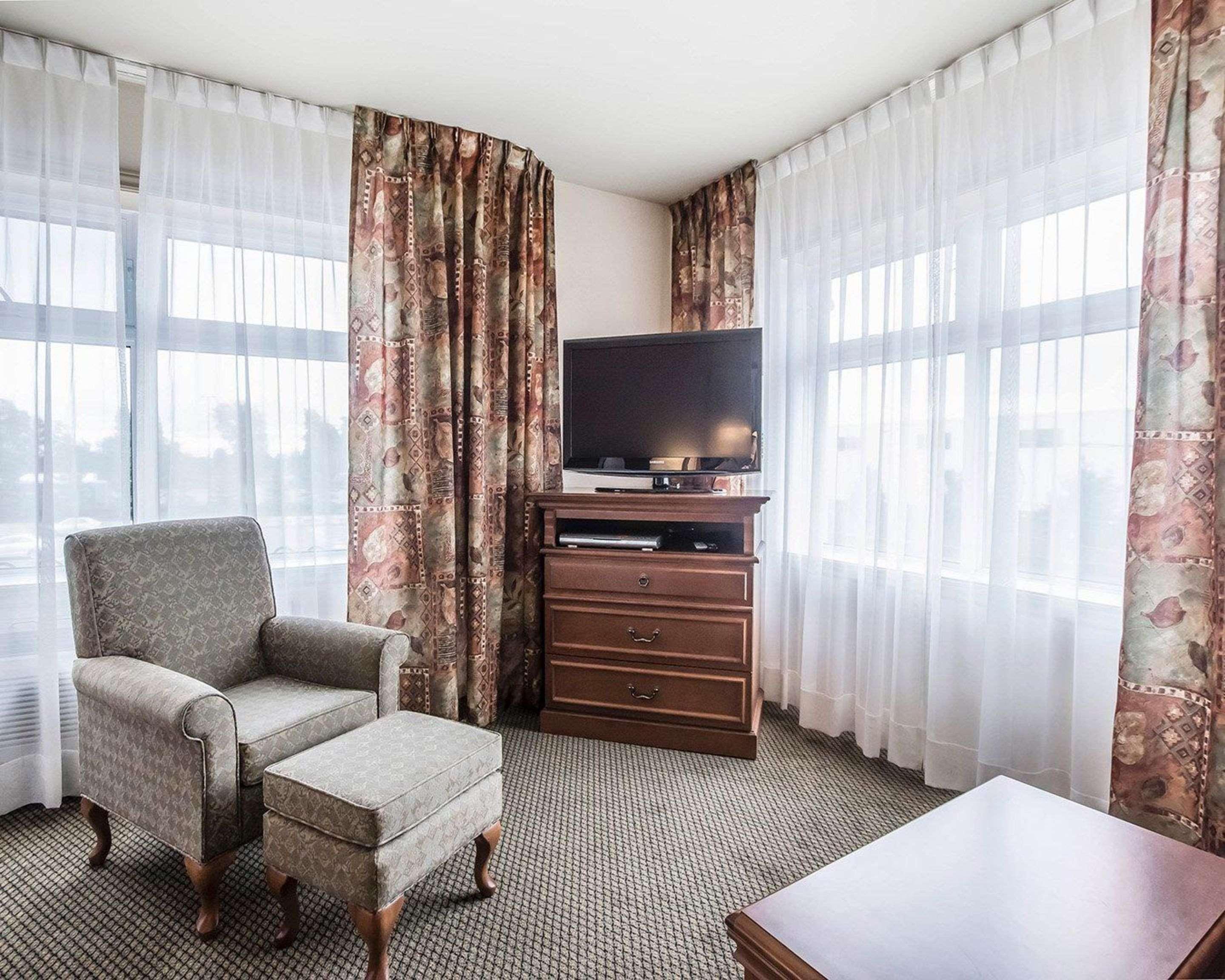 Quality Suites Дрюммондвилл Экстерьер фото