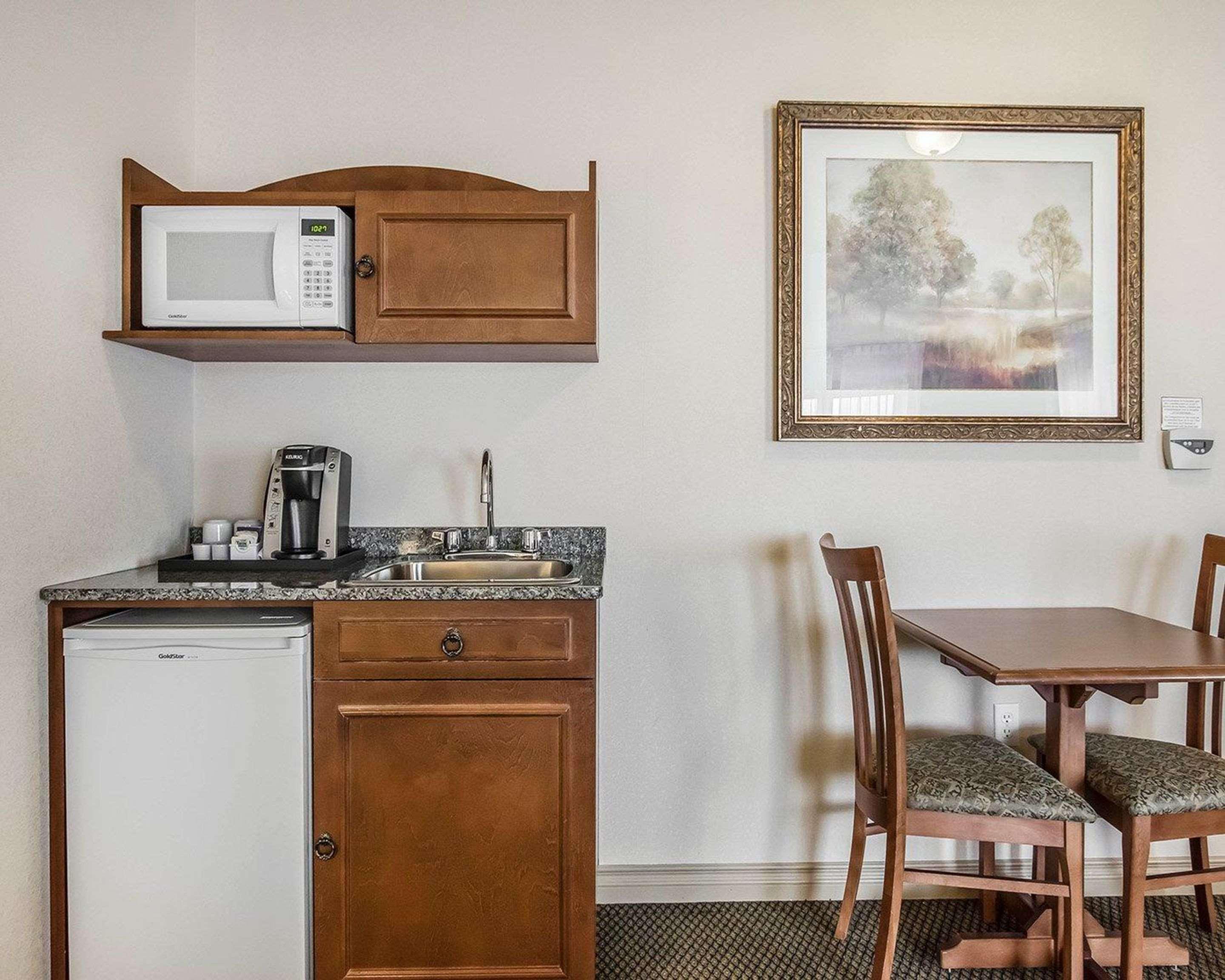 Quality Suites Дрюммондвилл Экстерьер фото